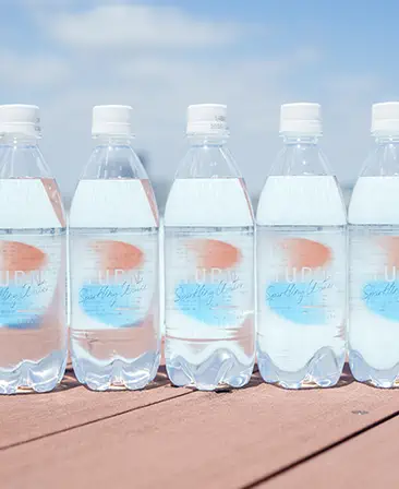 水面に沈む TURN スパークリングウォーターのボトル